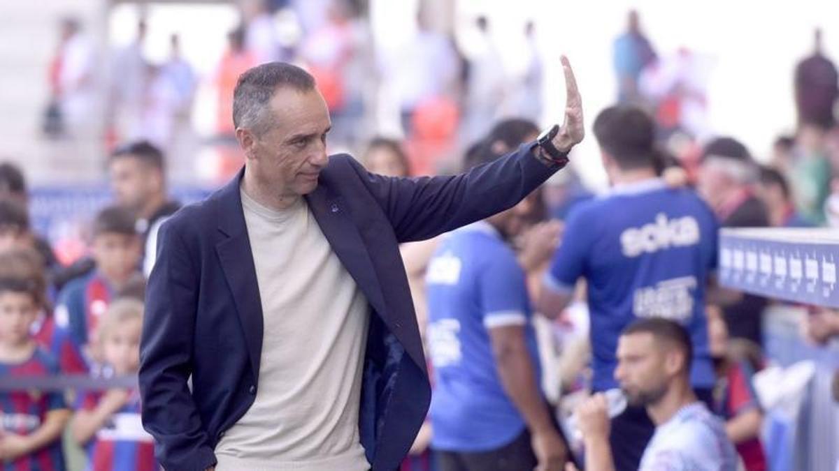 José Luis Oltra hace un gesto de saludo con el brazo antes del partido ante el Castellón.