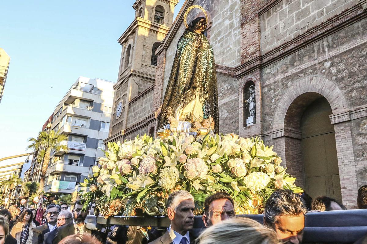 La Purísima, patrona de Torrevieja, en la procesión del Encuentro