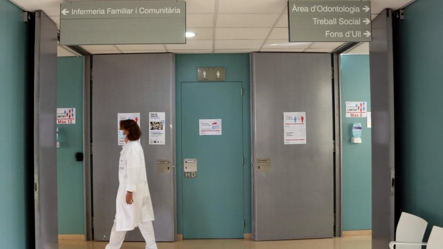 La presidenta de l'AIFiCC, Alba Brugués, es dirigeix a la sala d'Infermeria Familiar del CAP Can Bou de Castelldefels, on treballa