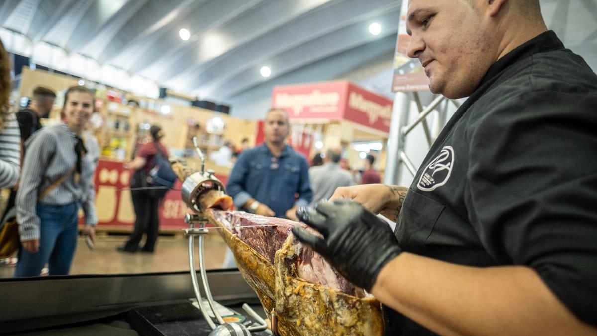 Corte de jamón en la Feria GastroCanarias.