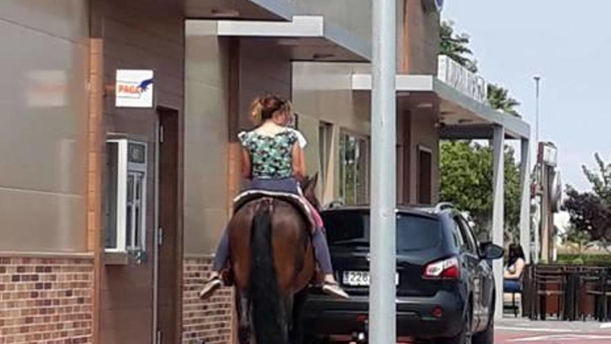 «Una hamburguesa para mí y agua  para mi caballo»