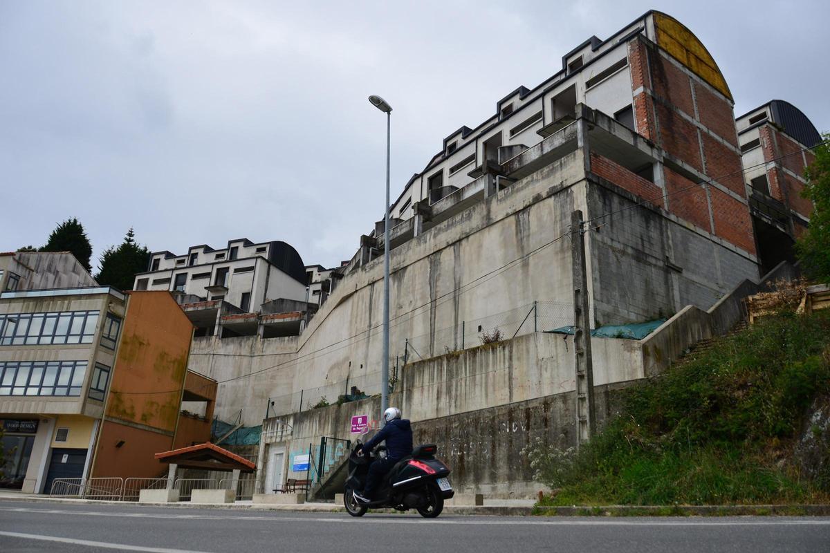 Chalés adosados a medio construir en el lugar de A Regueira, en Darbo.