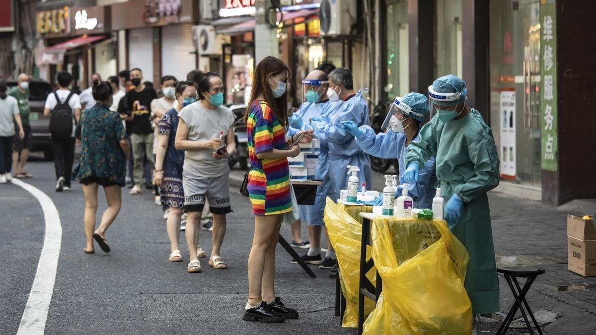 Trabajadores sanitarios llevan a cabo test de covid en una calle de Shangái el 19 de julio de 2022, cuando hubo una escalada de casos en China.