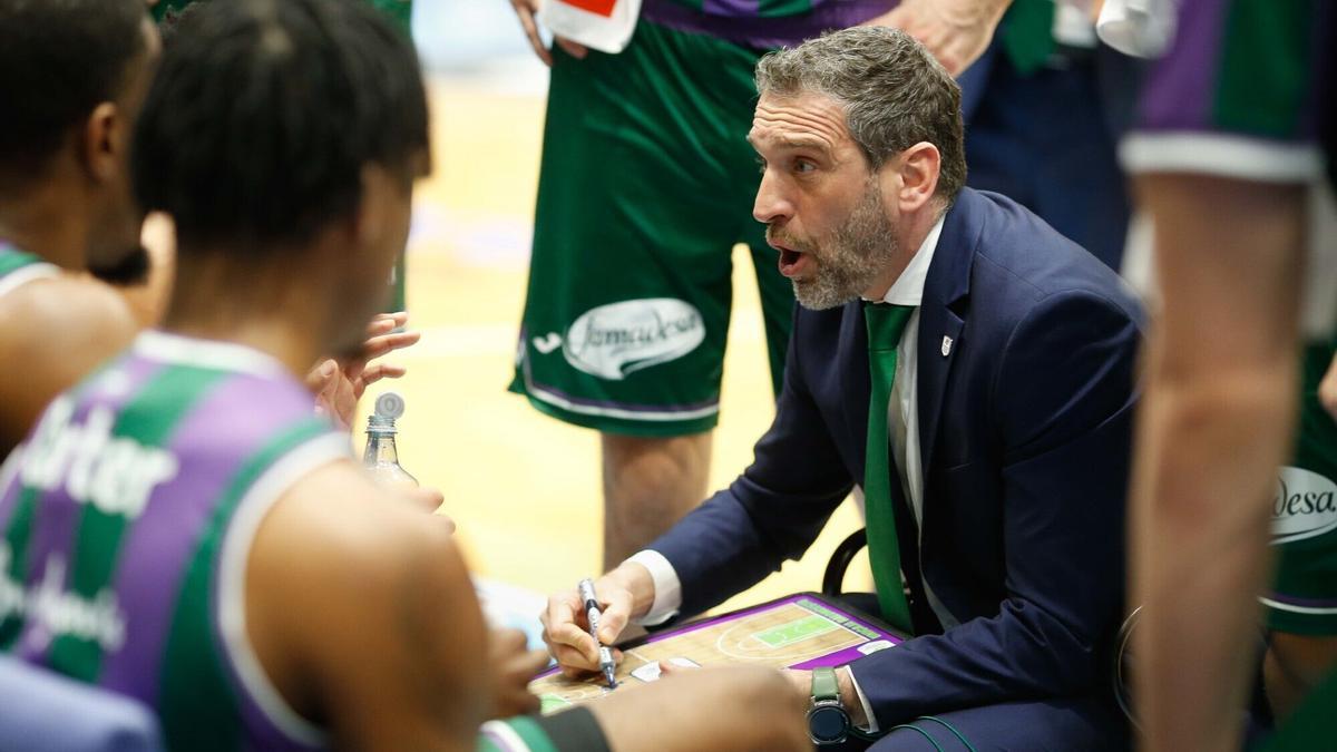 Ibon Navarro habla con sus jugadores durante el partido.