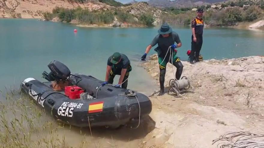 Los buzos rescatan el cadáver del joven que se ahogó cruzando el Pantano de Crevillent