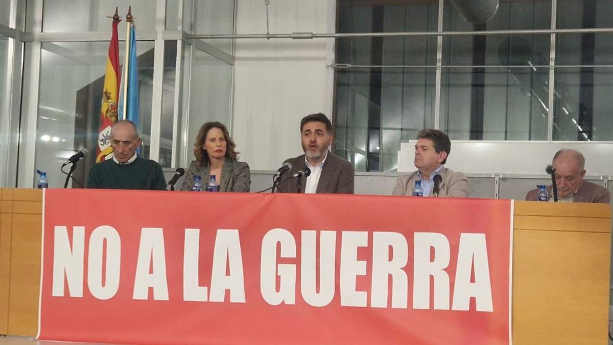 La charla organizada por Cauce, con Jonás Fernández en el centro.