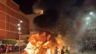 El fuego ya devora los monumentos falleros de Benicarló