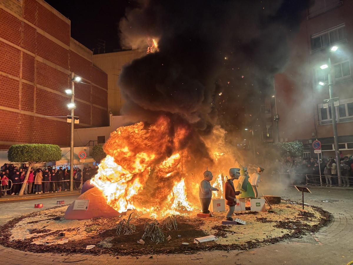 Foto de la 'cremà' de uno de los monumentos en Benicarló.