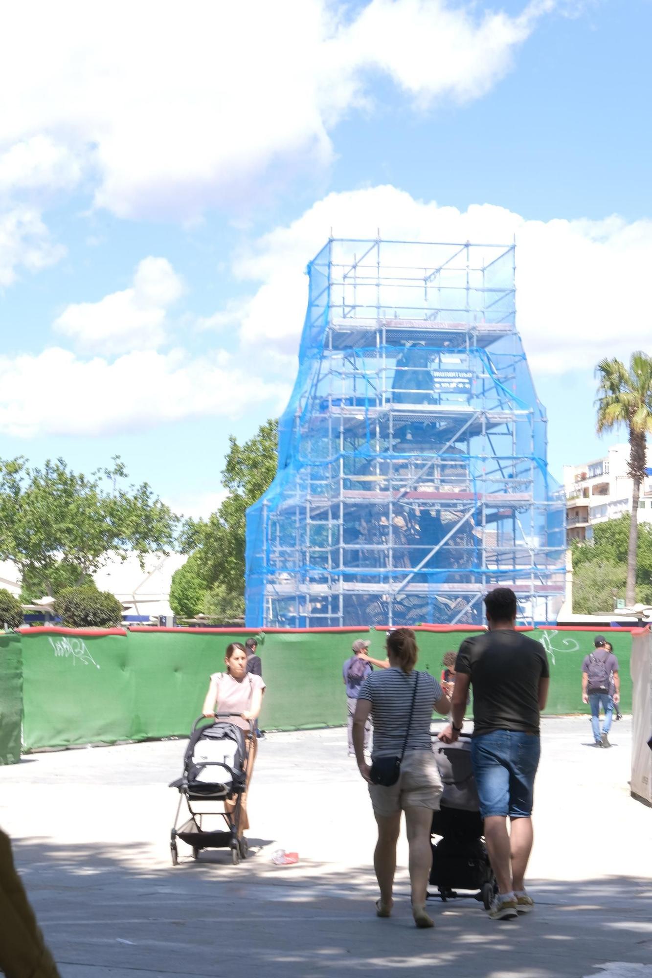 FOTOS: Montan un andamio en la plaza de España de Palma para restaurar la escultura de Jaume I
