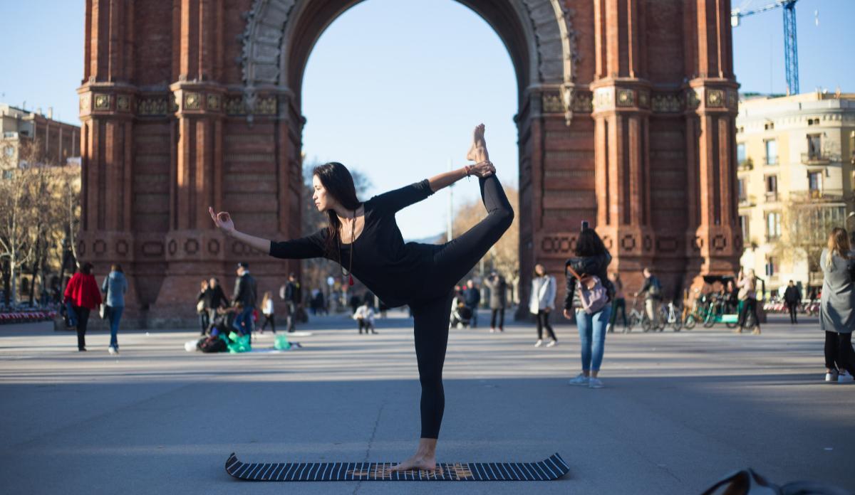 Xuan Lan profesora muy influyente de Yoga posa enfrente del Arco del Triunfo.