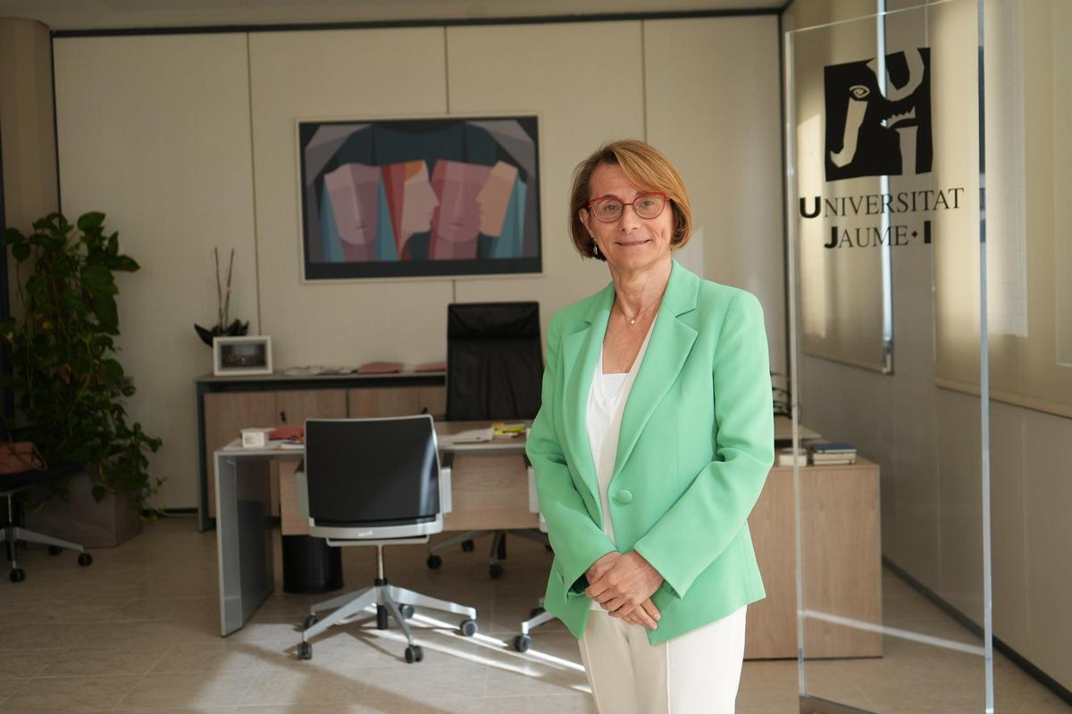 La rectora de la Jaume I de Castelló, Eva Alcón, en su despacho.
