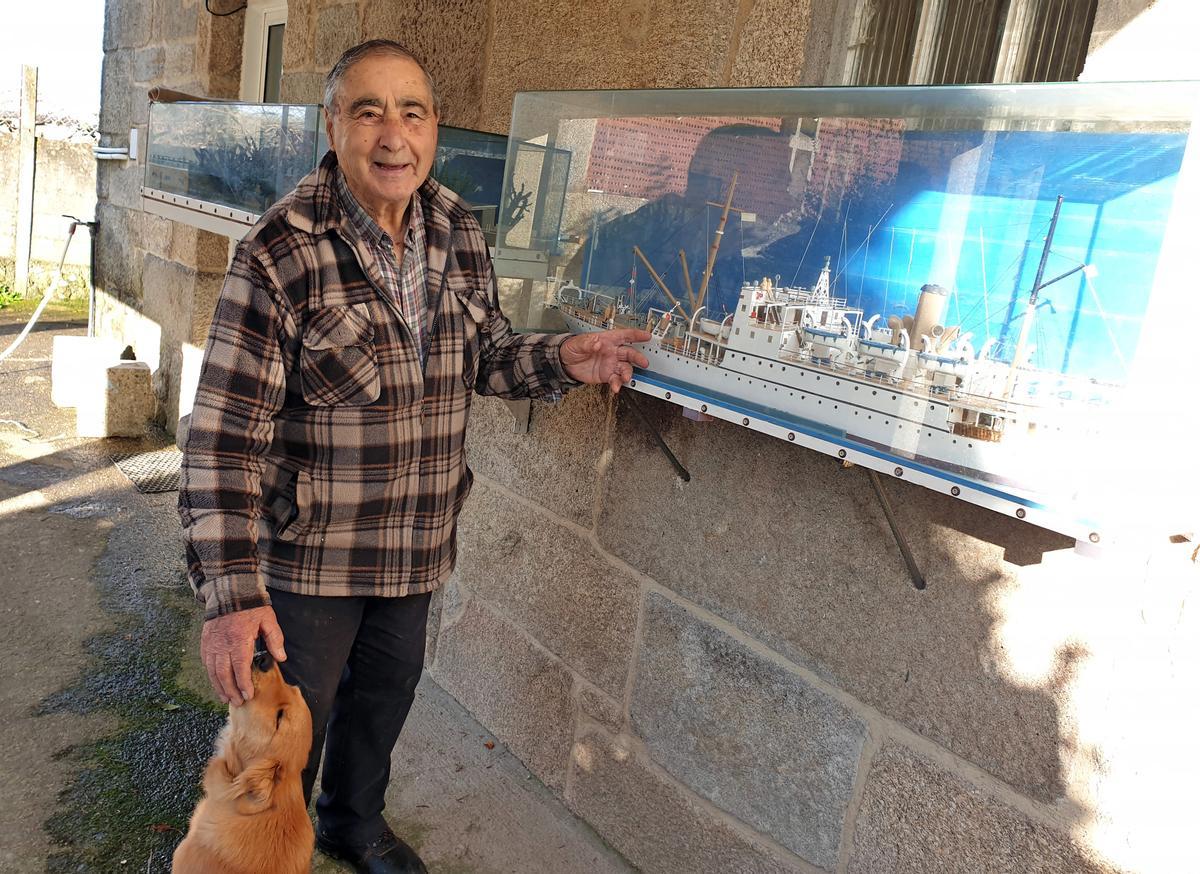 Feliciano muestra la réplica del cablero inglés a bordo del que se inició en el arte de la marquetería.