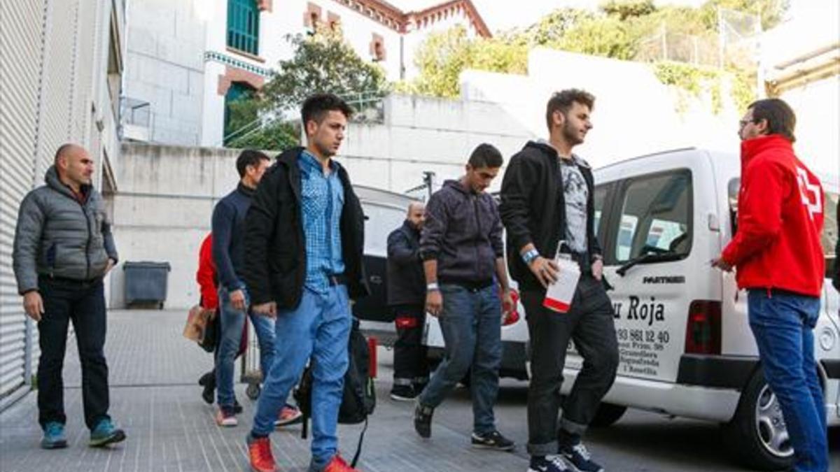 Los inmigrantes llegados a Lliçà d'Amunt tras pasar, ayer, revisión médica en el Hospital de Granollers.