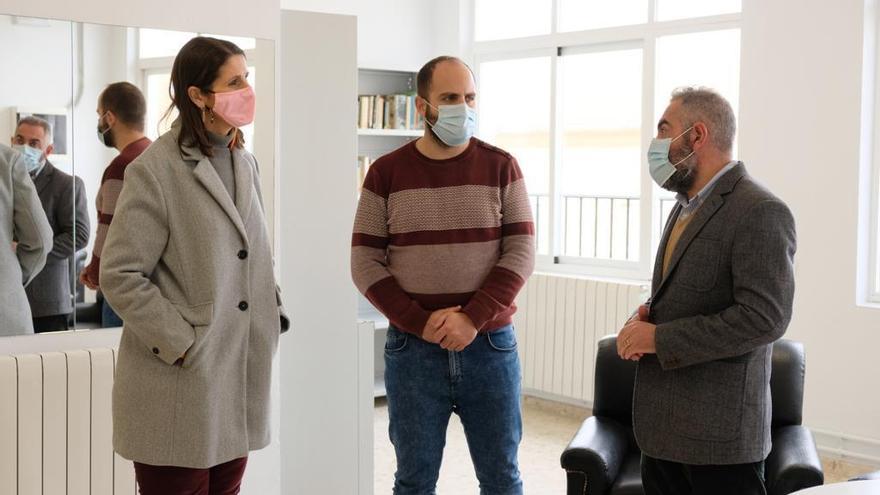 Mercedes García Paine junto a Antonio Matas y Cristóbal Miguel Corral Maldonado en el CPA de Teba.