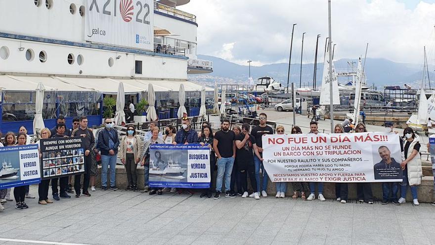 Familiares y amigos de los fallecidos del ‘Pitanxo’, durante una concentración en Vigo.   | // MARTA G. BREA
