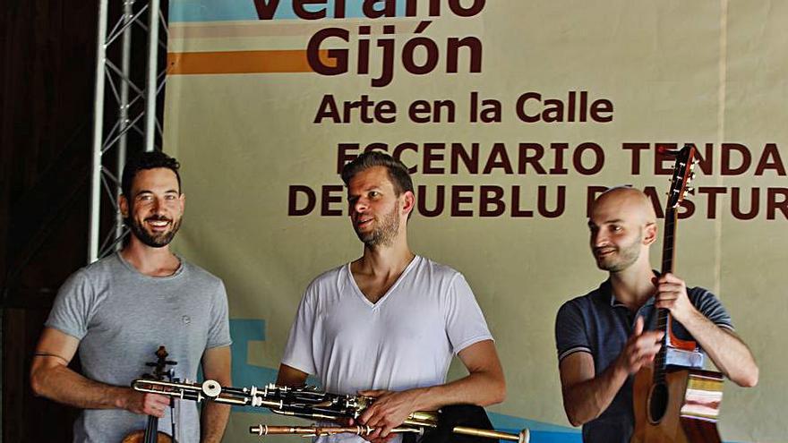 David Lombardi, Calum Stewart y Jean Damei, ayer, en el Muséu del Pueblu d’Asturies. | Ángel González