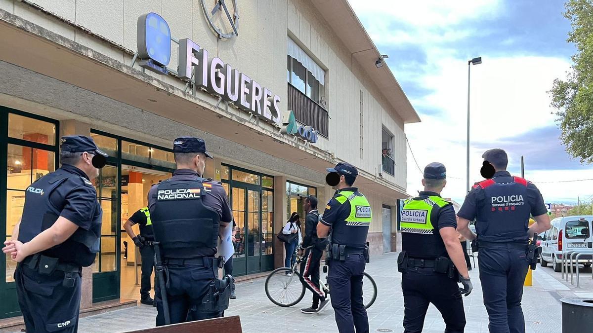 Fotos d'arxiu del dispositiu policial conjunt TREMALL a Figueres que es fan al mercat i l'estació