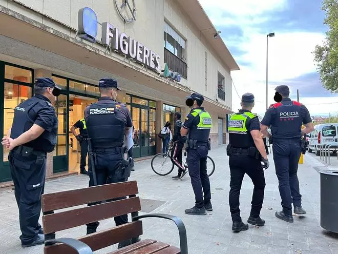 Fotos d'arxiu del dispositiu policial conjunt TREMALL a Figueres que es fan al mercat i l'estació