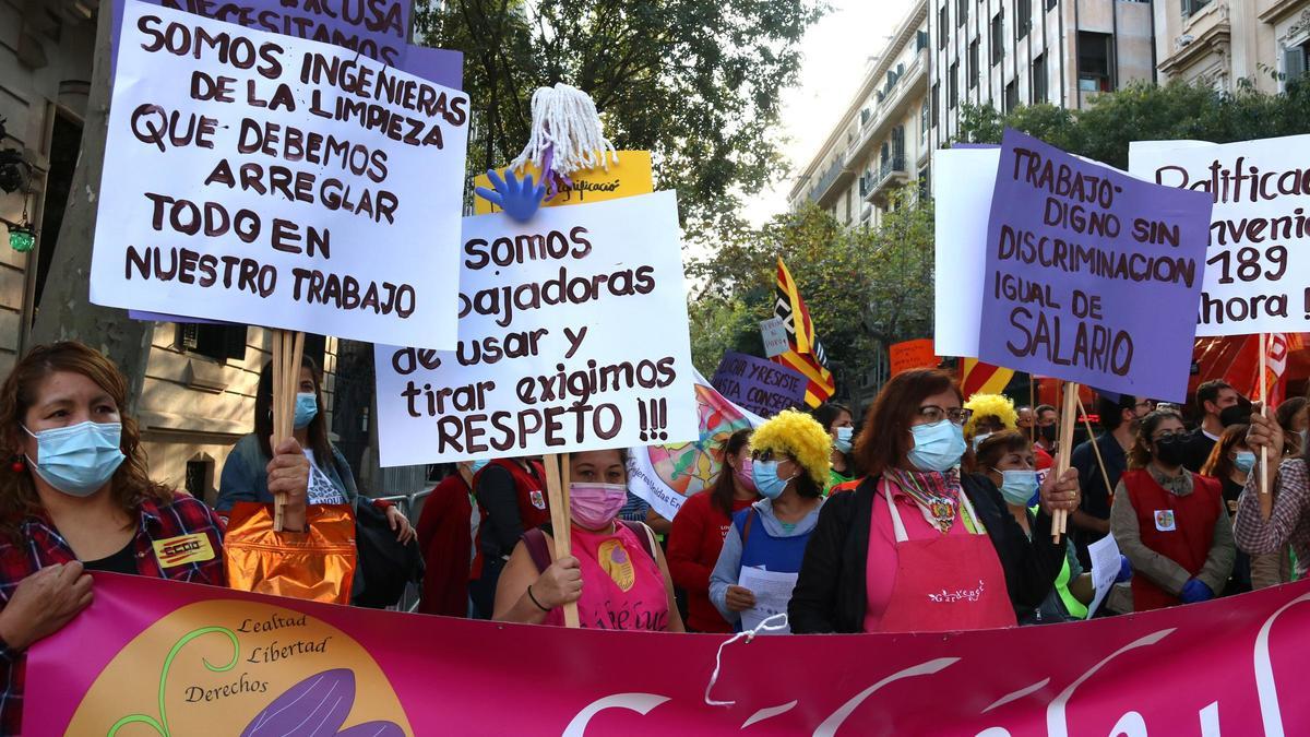 Diverses treballadores de la llar i les cures en una manifestació davant la Delegació del Govern a BarcelonA