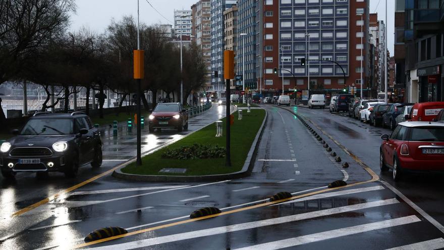 Vehículos circulando ayer por la avenida de Rufo García Rendueles, a la altura de Eladio Carreño. | Juan Plaza