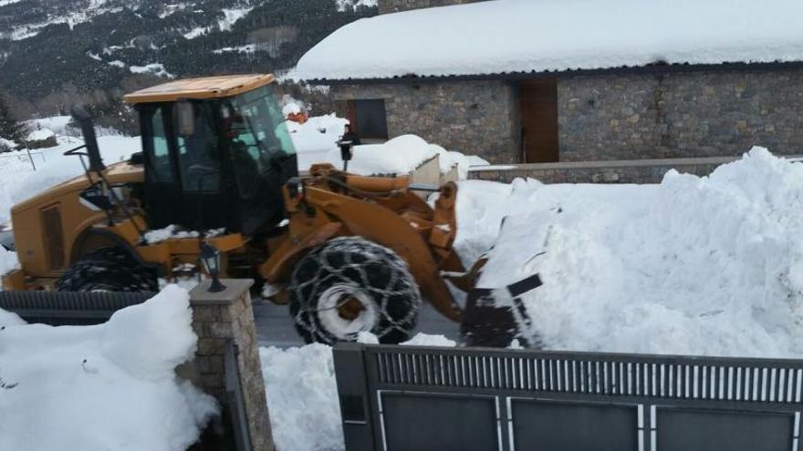 Màquina traient neu a la urbanització de Cardina a Saldes.