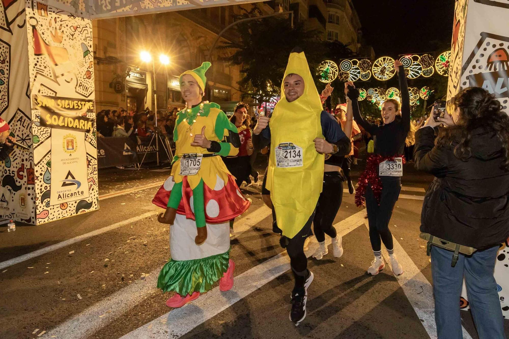 La San Silvestre de Alicante llena de colorido la ciudad
