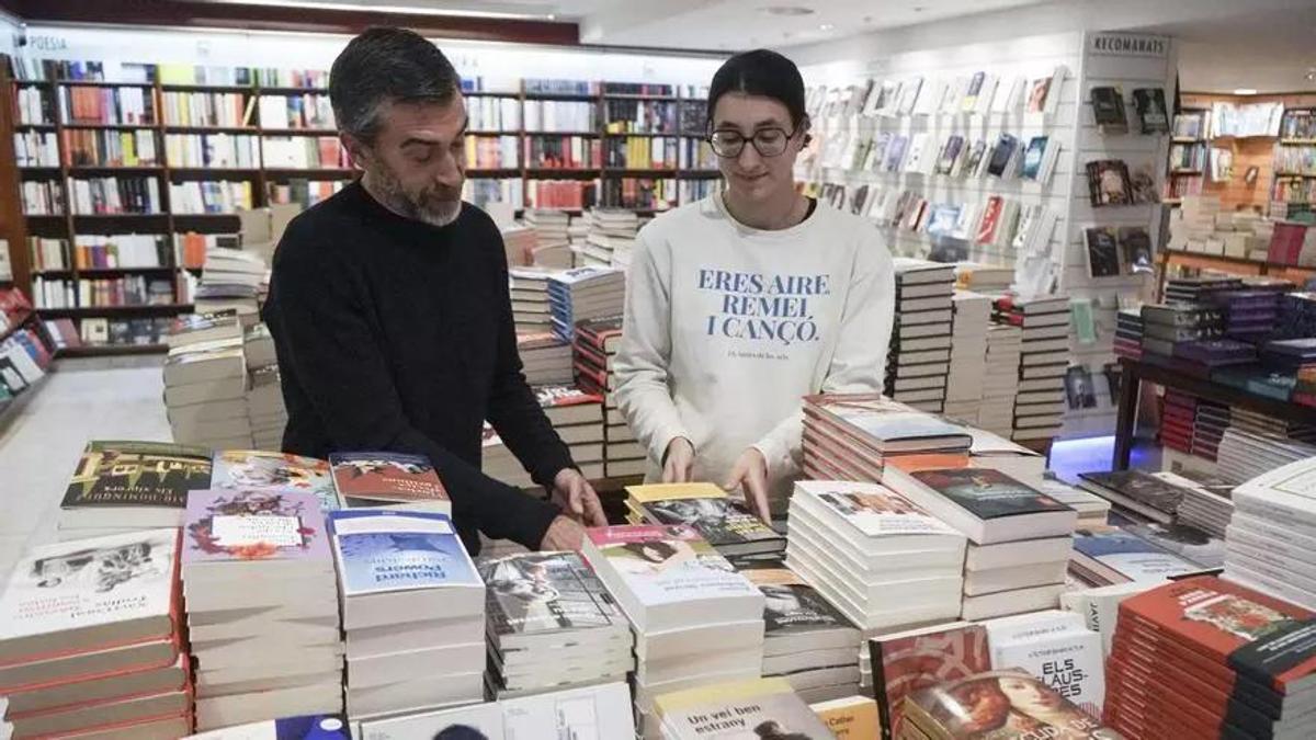Pilas de libros, de diferentes géneros, en la librería Parcir de Manresa, este sábado.