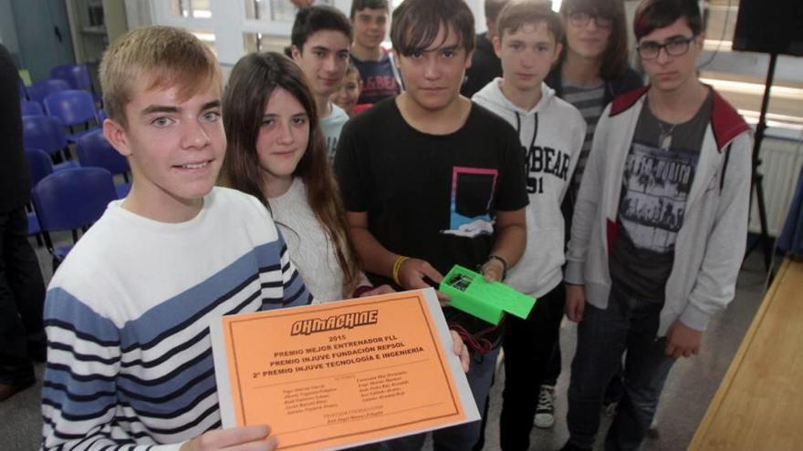 Los alumnos galardonados en el IES Mediterráneo.