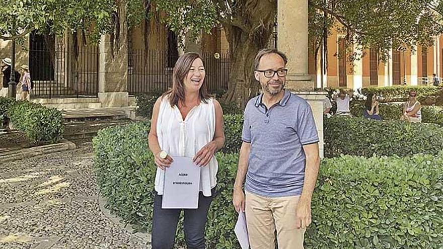 Francina Armengol y Josep Castells, de Més per Menorca, ayer tras la firma del acuerdo de investidura.