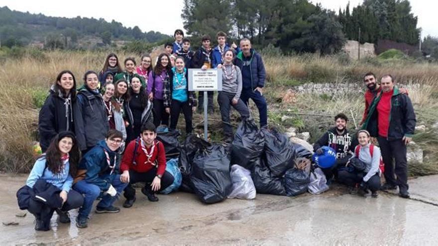 Villalonga Recogida de basura en las laderas del río Serpis