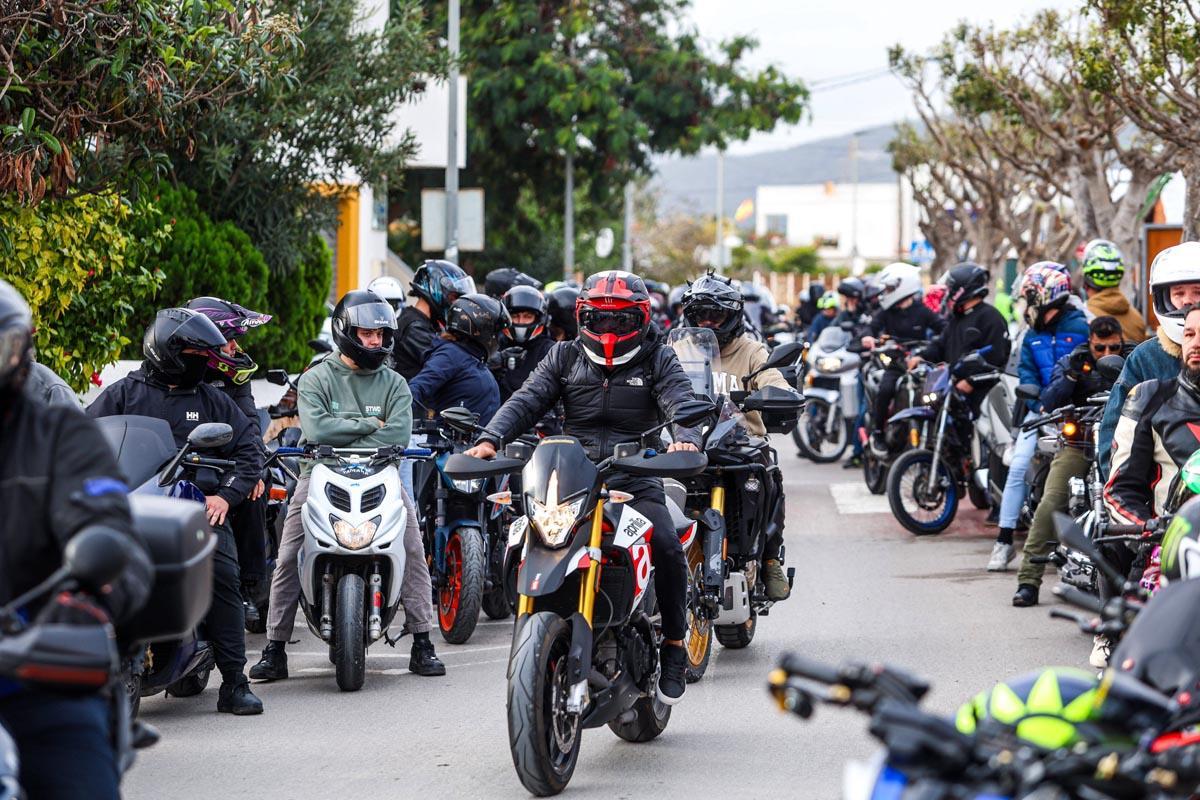 El cortejo fúnebre del Pitiús Team Motoclub al joven motorista fallecido en Ibiza