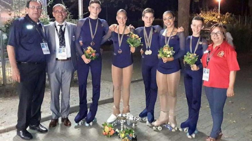 Nadia Iglesias, tercera empezando por la derecha, y su izquierda Iago Méndez, junto al resto de la expedición española en el Europeo de Alemania.