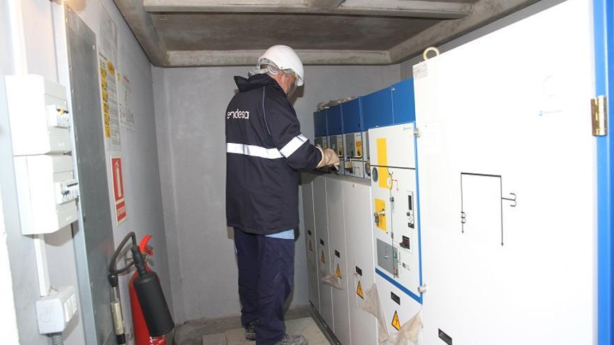 Un operario de Endesa trabaja en las nuevas instalaciones.