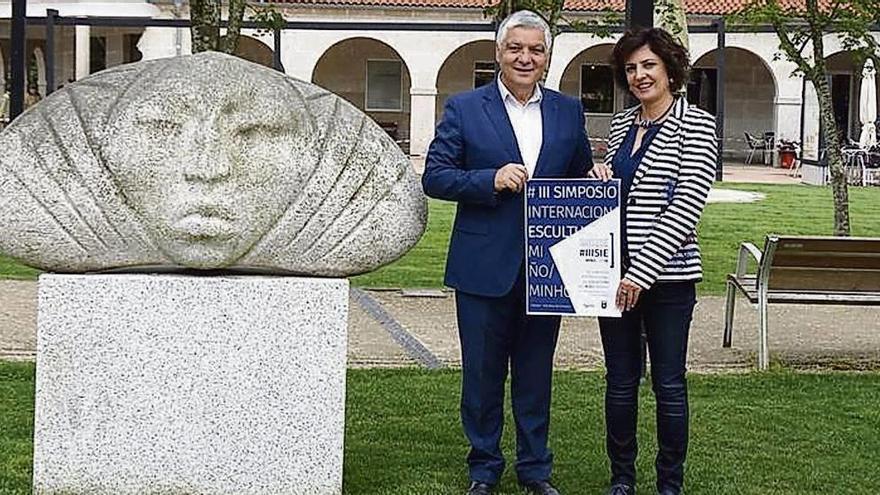 Fernando Nogueira, regidor de Cerveira, con Sandra Álvarez, en la presentación del simposio. // D.B.M.