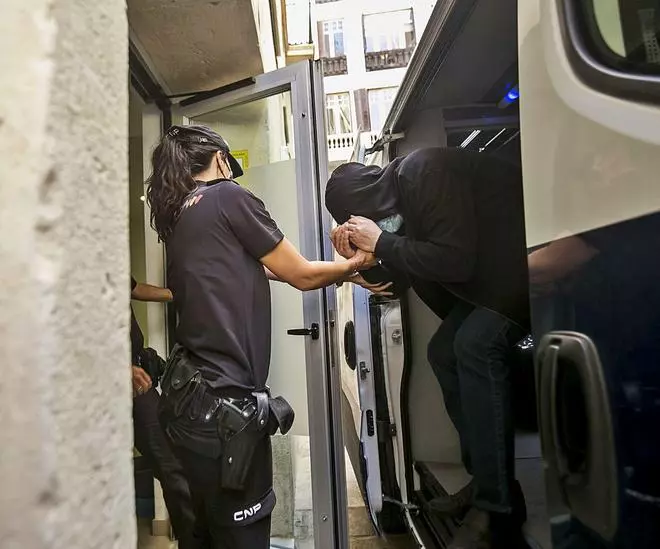 La Policía sostiene que el acusado de matar a su familia estuvo dos días encubriéndolo