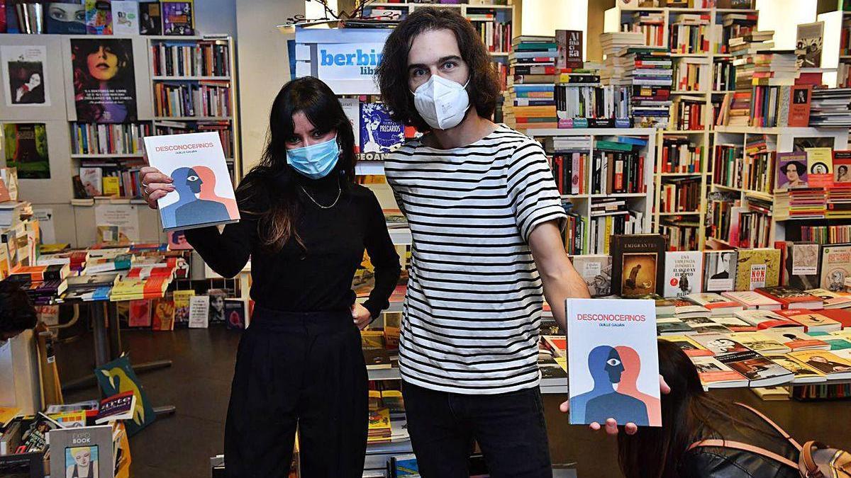 Rebeca Losada y Guille Galván posan con el libro en Berbiriana.