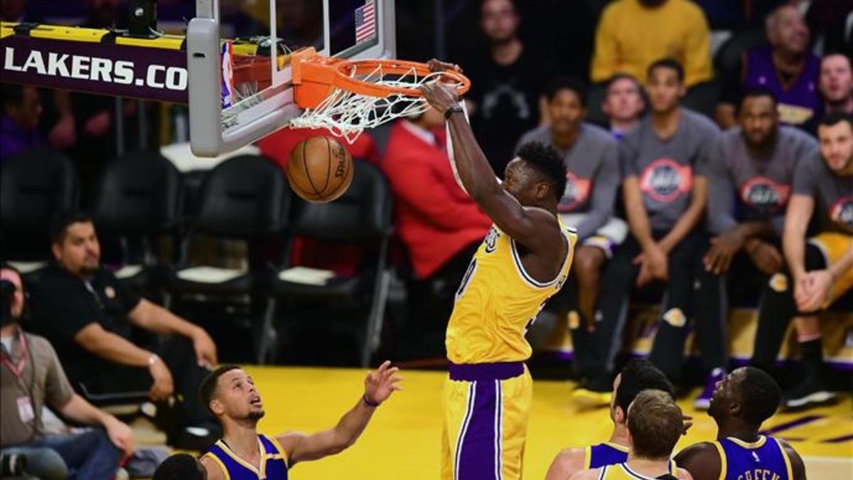 Mazazo de los Lakers ante los Warriors de Curry