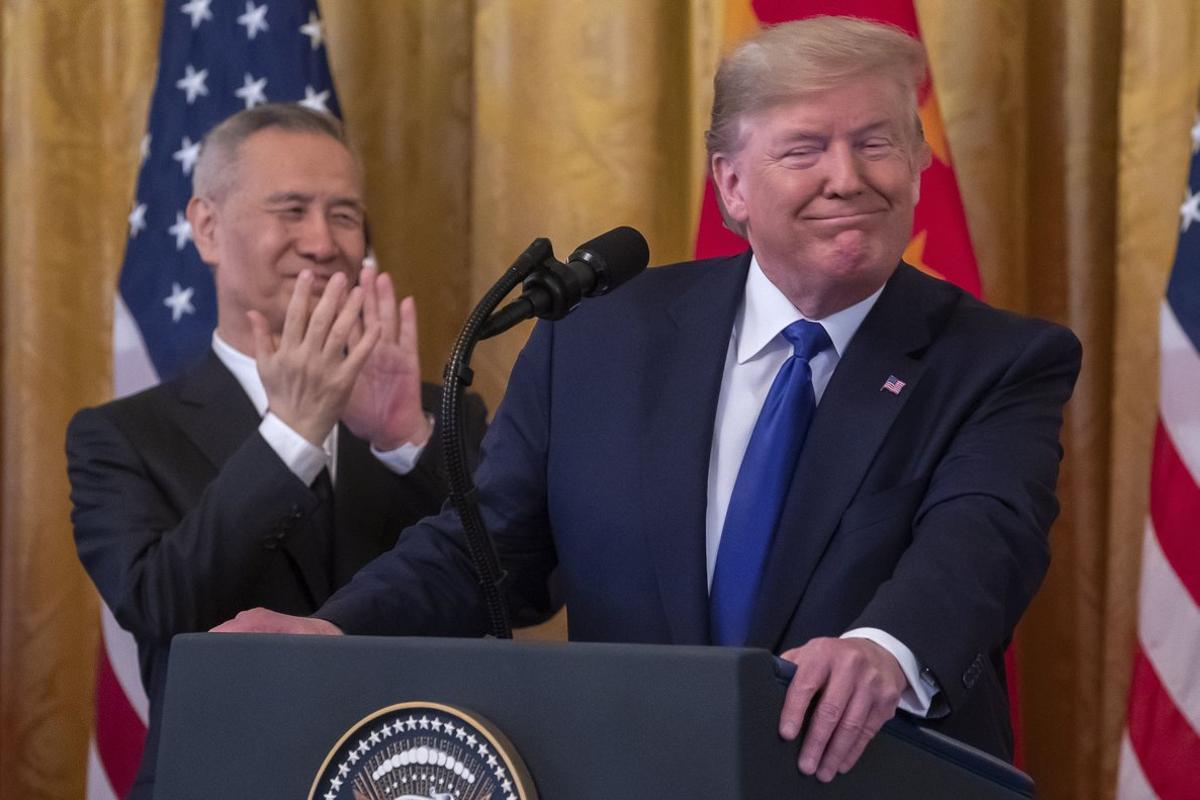 Washington (United States), 15/01/2020.- US President Donald J. Trump (R) and Chinese Vice Premier Liu He (L) participate in a signing ceremony of a China trade agreement in the East Room of the White House in Washington, DC, USA, 15 January 2020. The pact should ease trade tensions between the two superpowers. (Estados Unidos) EFE/EPA/ERIK S. LESSER Washington (United States), 15/01/2020.- US President Donald J. Trump (R) and Chinese Vice Premier Liu He (L) participate in a signing ceremony of a China trade agreement in the East Room of the White House in Washington, DC, USA, 15 January 2020. The pact should ease trade tensions between the two superpowers. (Estados Unidos) EFE/EPA/ERIK S. LESSER