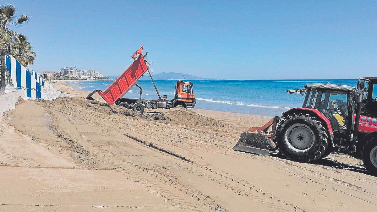 La playa de Morro de Gos tiene que recibir de forma contínua aportaciones de arena para presentar mejor estado.