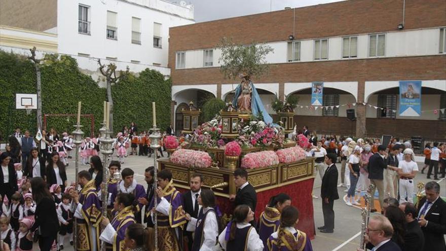 Procesión del colegio Divina Pastora