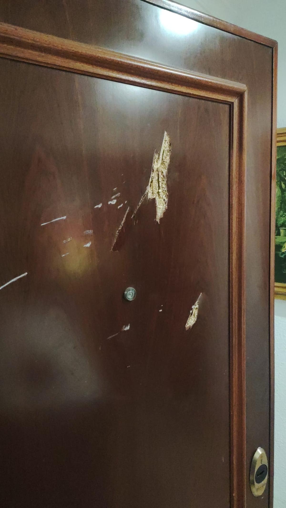 Daños causados en la puerta de la vivienda
