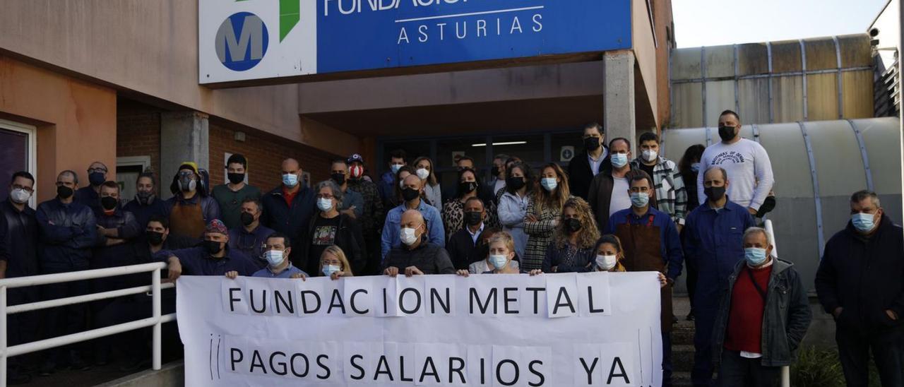 Trabajadores de la Fundación Metal, en una protesta en Gijón el pasado octubre.