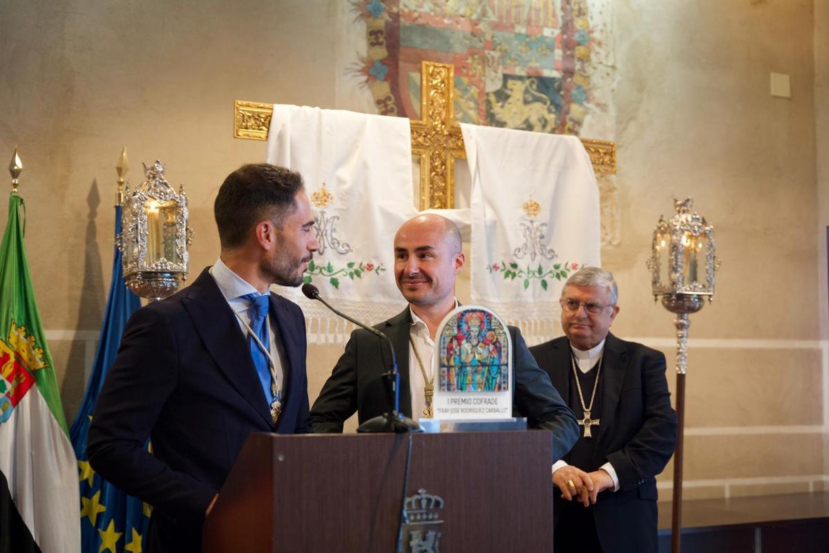 José Antonio Expósito y Miguel Ángel García, director y presidente de la Banda del Resucitado de Badajoz, durante sus palabras tras recibir el premio cofrade.