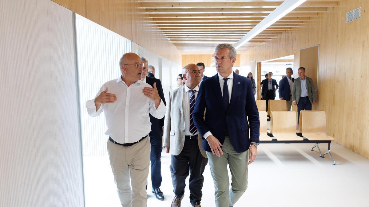 Alfonso Rueda y José Antonio Santiso durante la inauguración del centro médico de Abegondo.