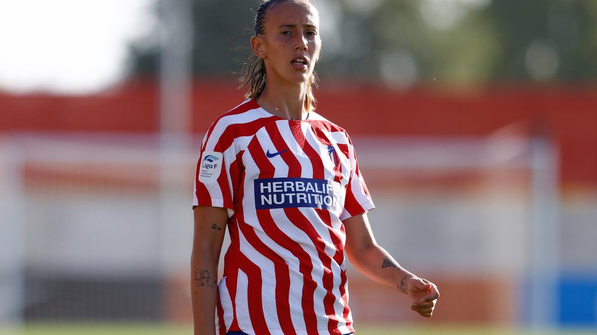 Virginia Torrecilla en una foto reciente con la elástica del Atlético de Madrid.