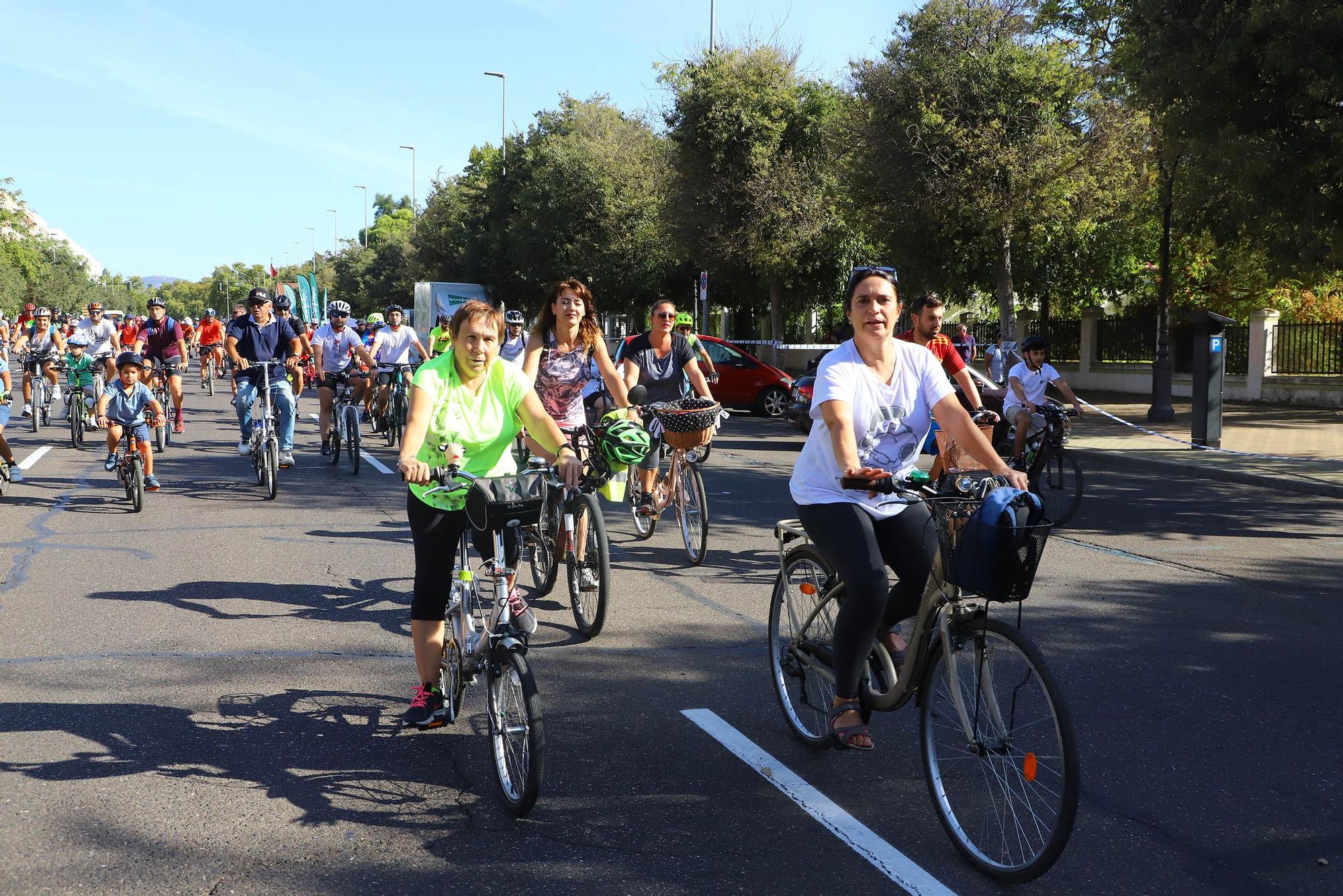 Familias enteras se suman a la Fiesta de la Bicicleta en Córdoba