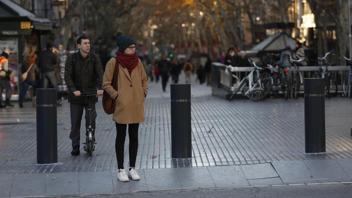 El ayuntamiento de Barcelona ya ha instalado, en La Rambla, los primeros bolardos fijos que impiden el acceso de vehículos.