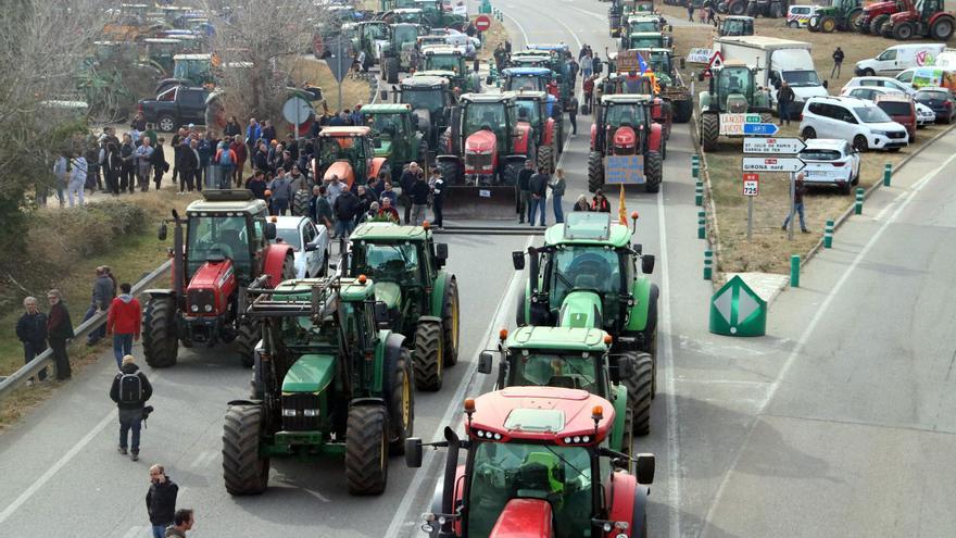 Els pagesos bloquegen el centre de Girona amb centenars de tractors clamant solucions per la sequera i la burocràcia