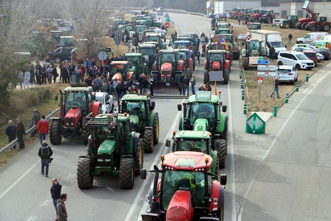 Més de 200 tractoristes es concentren a Girona "farts de burocràcia" i reclamant que els "deixin viure de pagès"