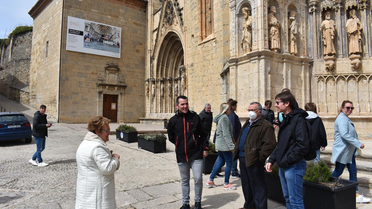 Bordignon, en Morella, con el párroco local, José Ángel Pitarch, y vecinos.